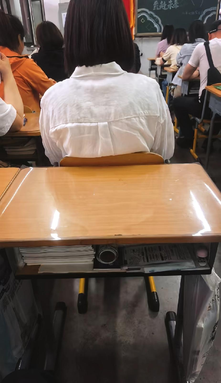 坐在孩子小小的课桌前，才真正读懂他的不容易。
方寸座位，日复一日听课、刷题、背书
