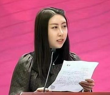 用一句话形容一下贾浅浅的诗低俗，平庸，令人耻笑，其水平还不如民间的打油诗，她的诗