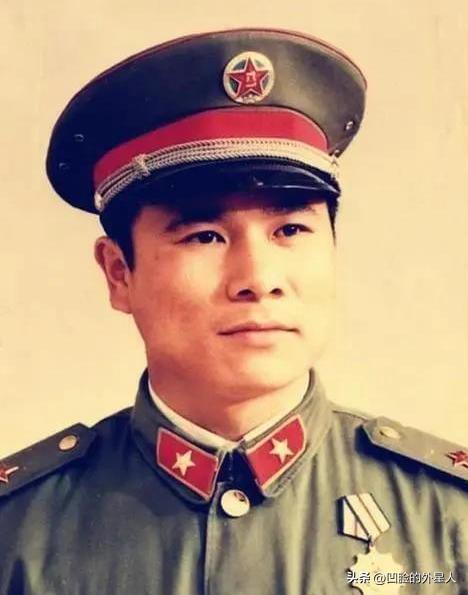 1979年，黄招强奉命护送伤兵撤退，中途休息时，他发现队伍里多了几张陌生面孔，他