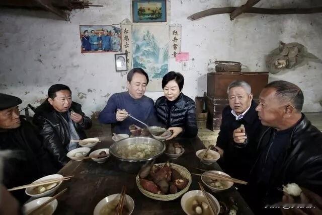 在老家堂屋，许家印和乡亲们吃了一顿“忆苦思甜”饭，桌子上摆着的，是他从小吃到大的