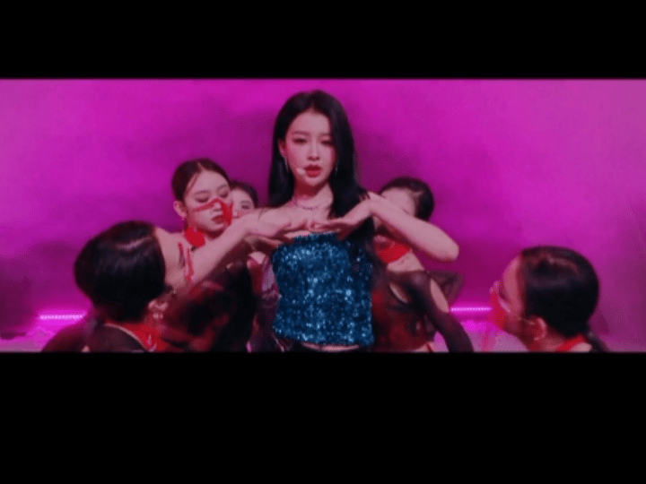 终于等到孙怡上浪姐了又有新综艺可以追了～不过这种中式婚礼主题的歌真的很诡异灯光 