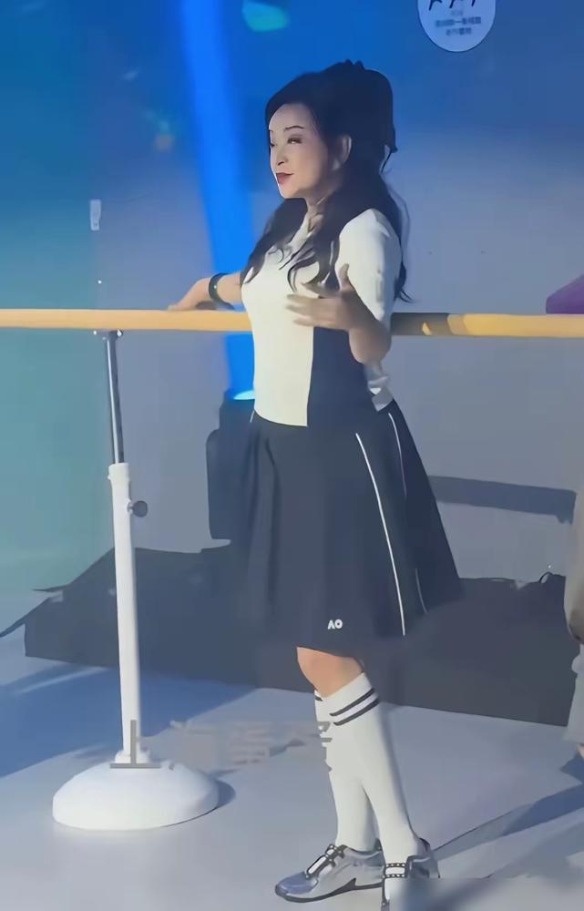 75岁的刘晓庆根本没打算服老。
2025年拍短剧创下9天80集的纪录，日均睡三