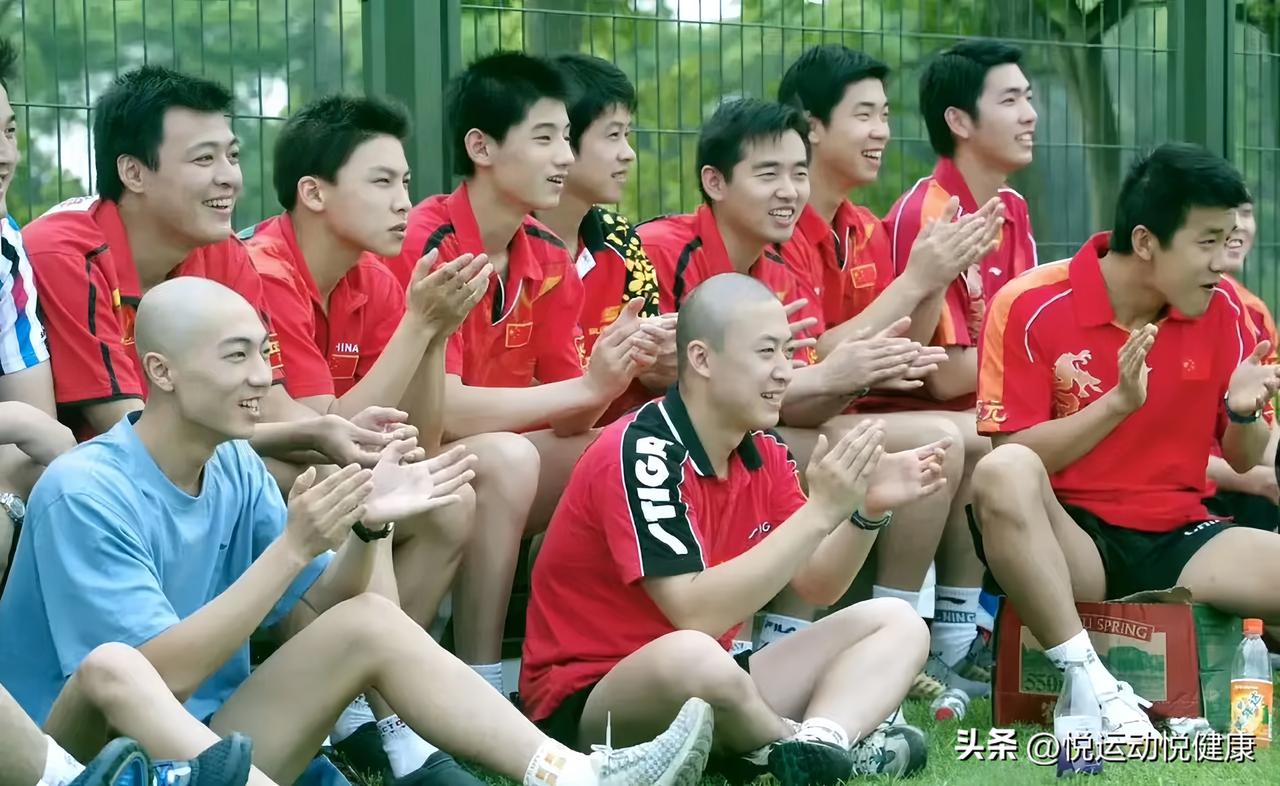 这张国乒男队的老照片，光是看着就自带一股凛然气场，每一位都是叱咤赛场的猛将。
 