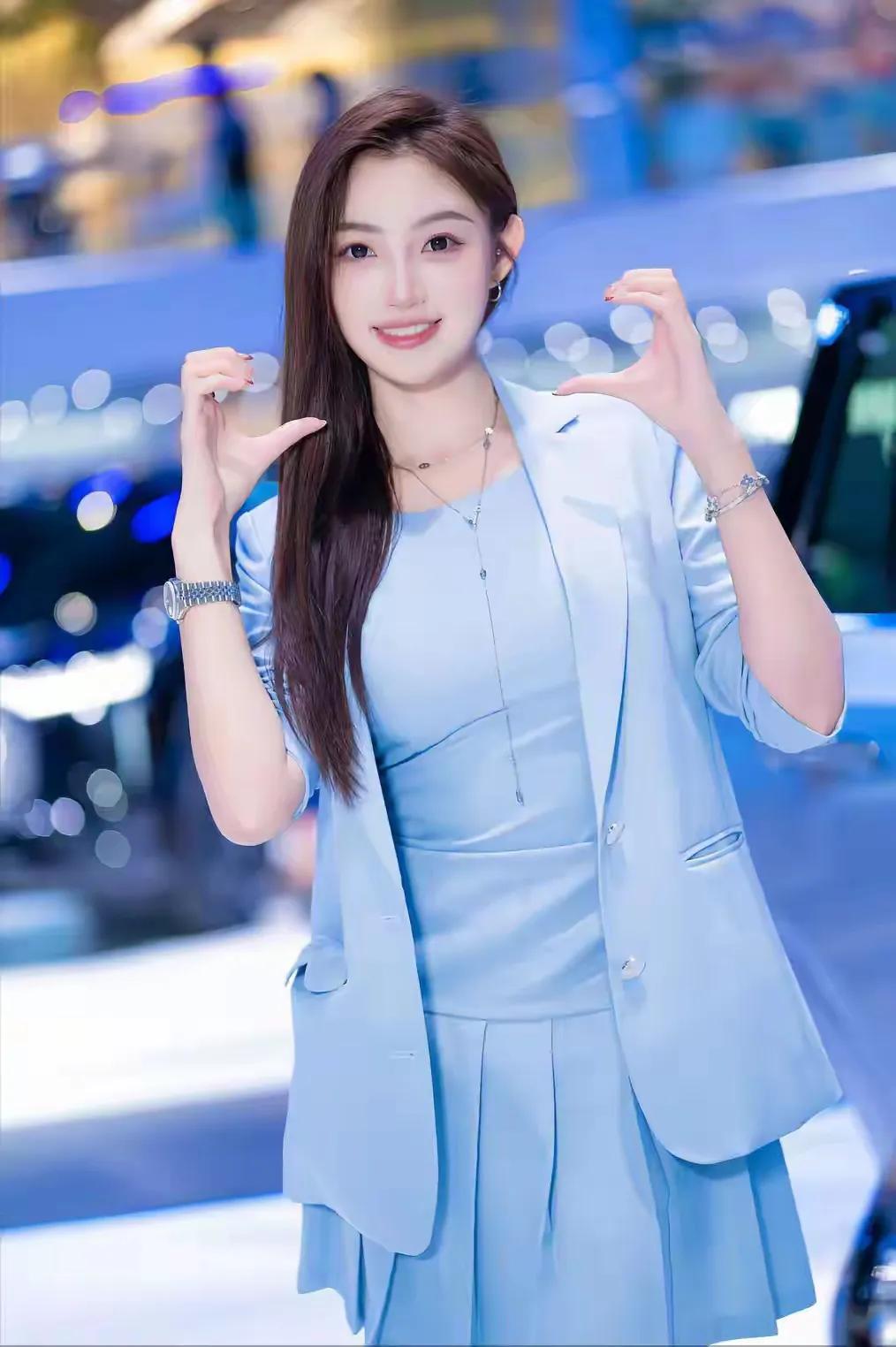 车展上，高颜值靓丽车模珍妮搭配浅蓝色西装。