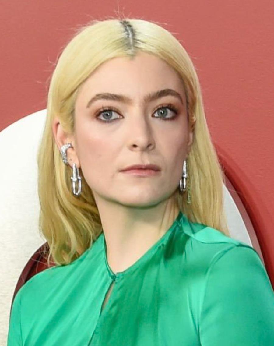 Lorde 发了一张自己在梳妆台的自拍，其中有一些小众护肤品，这可能就是她回春的