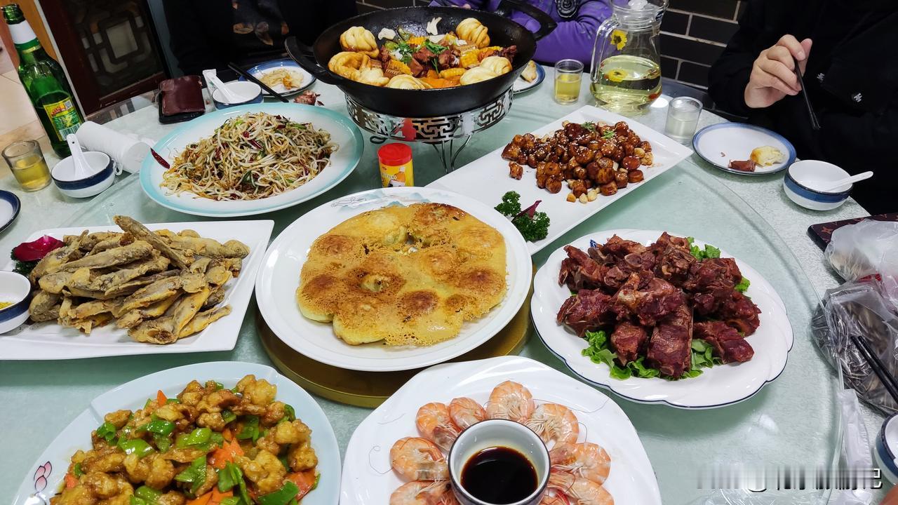 酒局上，你敬我一爵，我敬你一觞。中秋佳节倍思亲，十五月亮十六圆。从初十到十六，天
