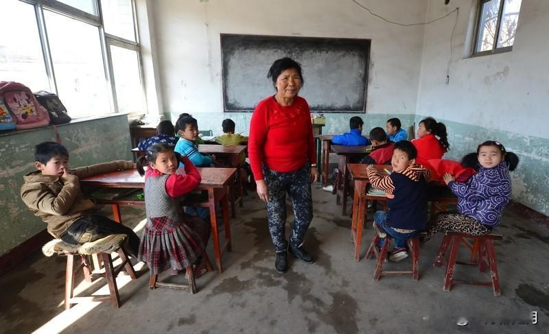 自卑的孩子往往更加敏感
记得小时候条件不好
学校就在村子里上的
两间土房，三个年