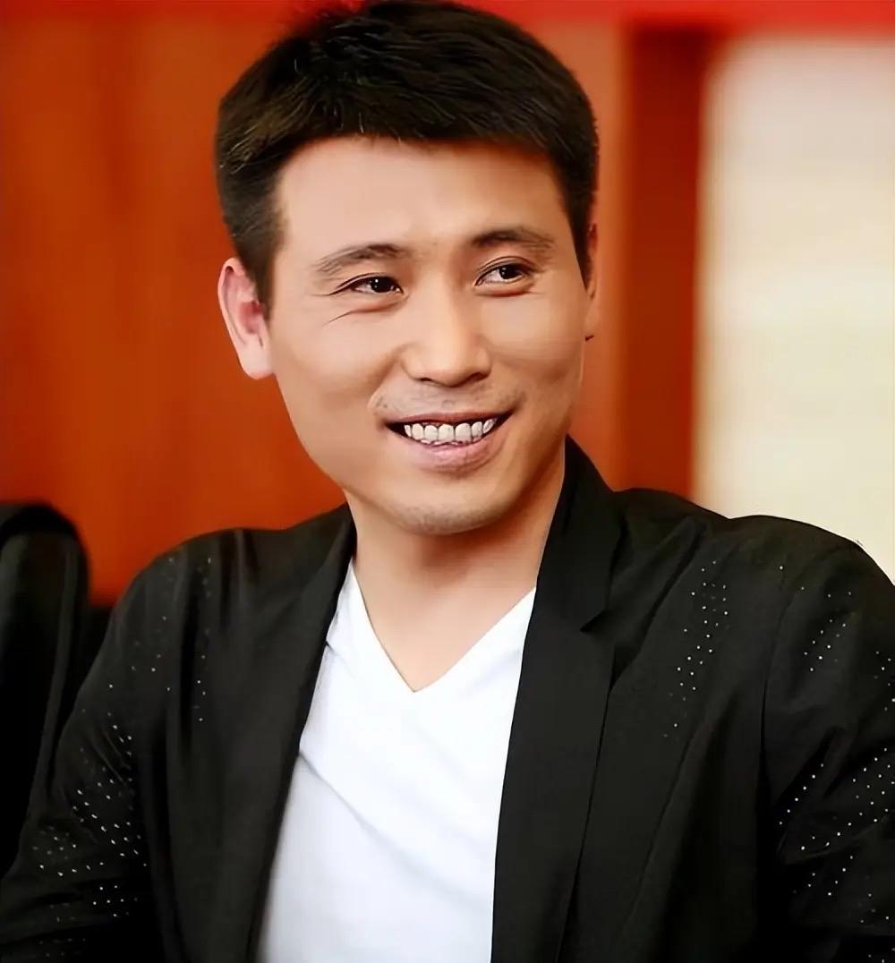 李乃文又剪彩了，这次整个人变得小心翼翼，剪的时候特别认真和仔细，放下的时候都能看