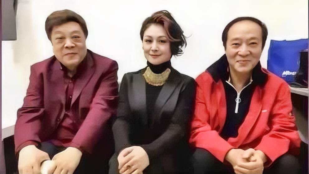 左一牛群，右一赵忠祥，中间这位美女是谁