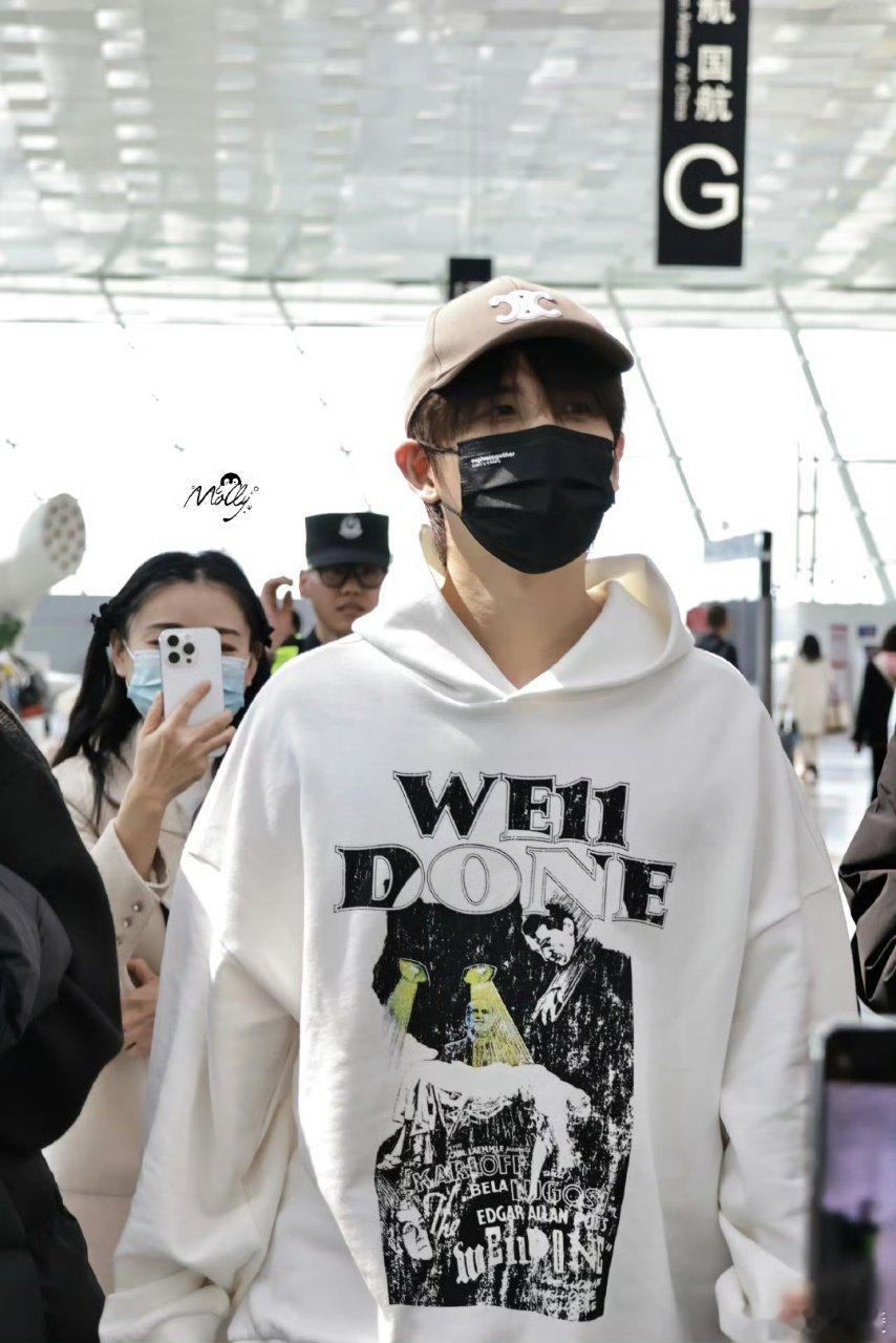 张远唱完娃娃脸重返二十岁 张远开口唱《娃娃脸》，从前奏开始，他拿起话筒那一刻，时