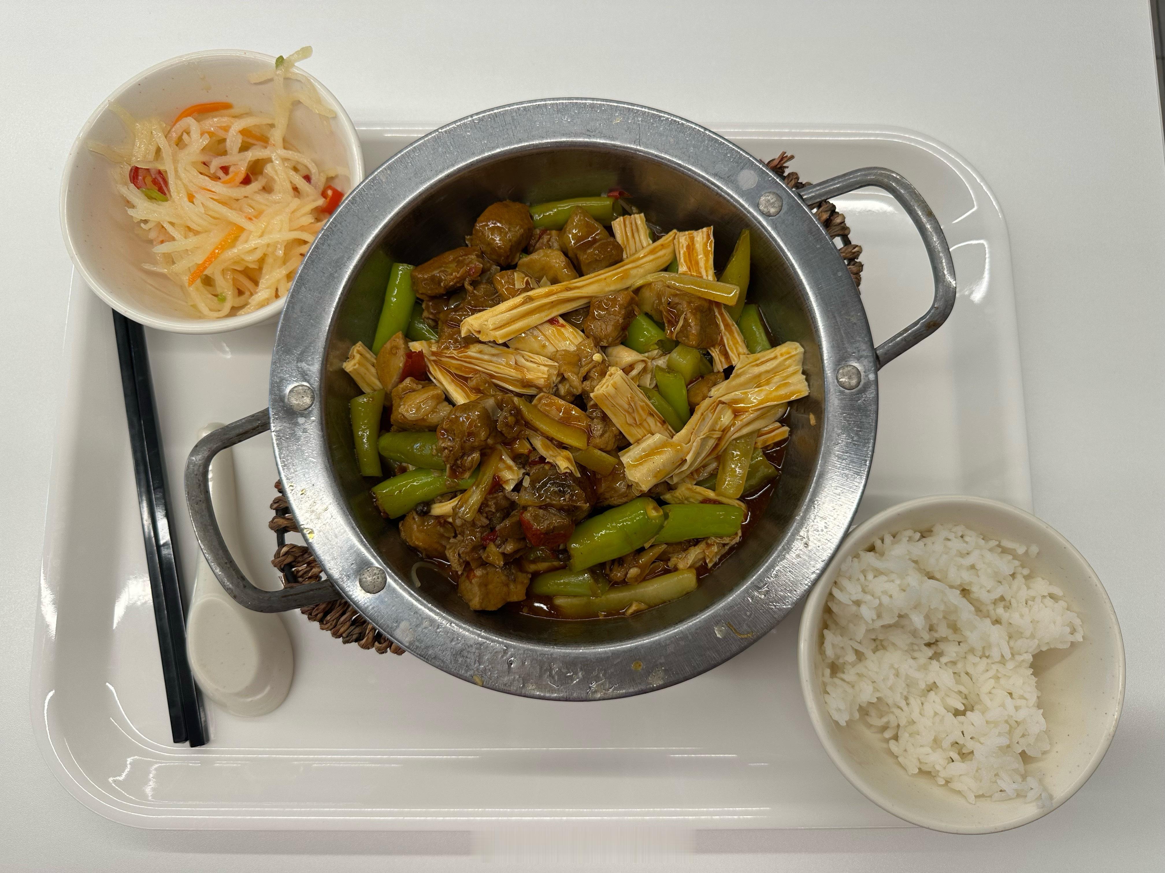 字节跳动100元餐标的免费三餐确实不错！之前最喜欢酸菜炖脊骨，还有各种各样的鱼，