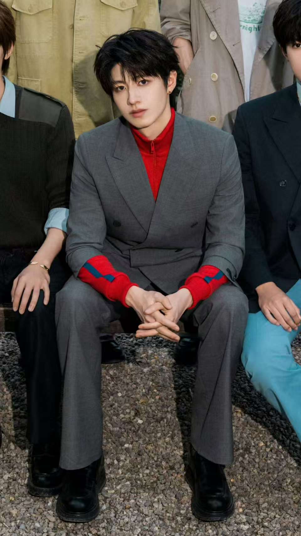 朱志鑫米兰看秀出图 朱志鑫灰西装造型 朱志鑫米兰看秀出图啦 