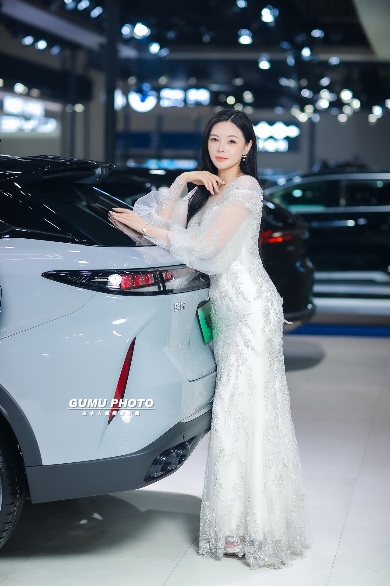 2025重庆汽车消费节星途展台模特小姐姐