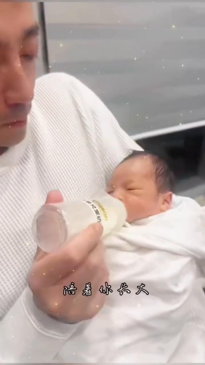 最佳奶爸。
时间会验证我多爱你，就这样静静地陪着你长大。我的温亲是你的专属。