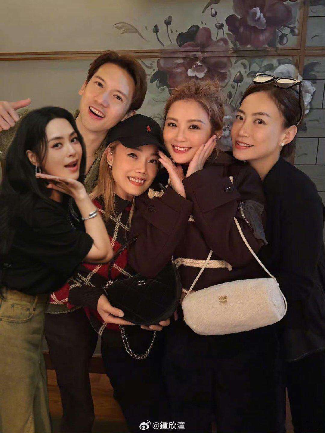 看到容祖儿霍汶希阿娇关智斌围着阿Sa的蛋糕，突然觉得“岁月不败友情”是真的 