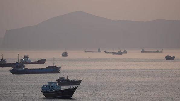 同一时间同一地点，伊朗说 "我们击中了美军舰"，美国说 "我们根本没被打"，两边