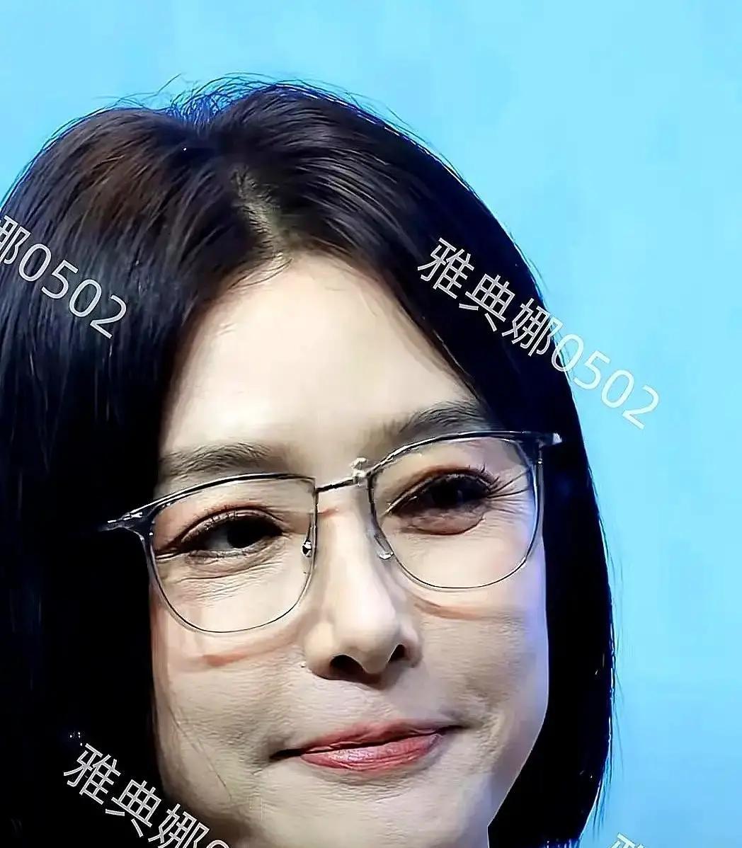 秦岚这姐太懂了。
 
脸状态不稳？直接露背杀。米兰时装周那一刀黑色露背，外媒镜头