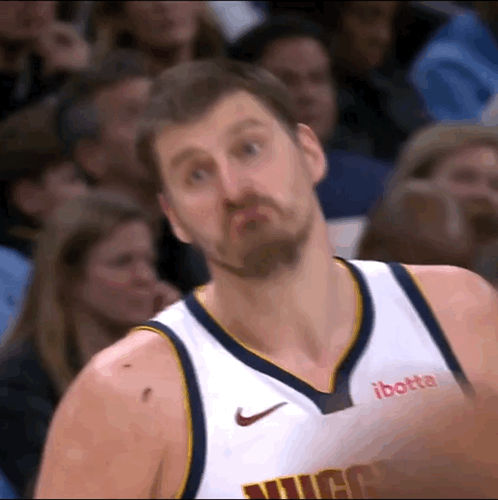 约老师找裁判理论：这球怎么不给3+1？
裁判：因为这，所以那。
约基奇然后撇着嘴