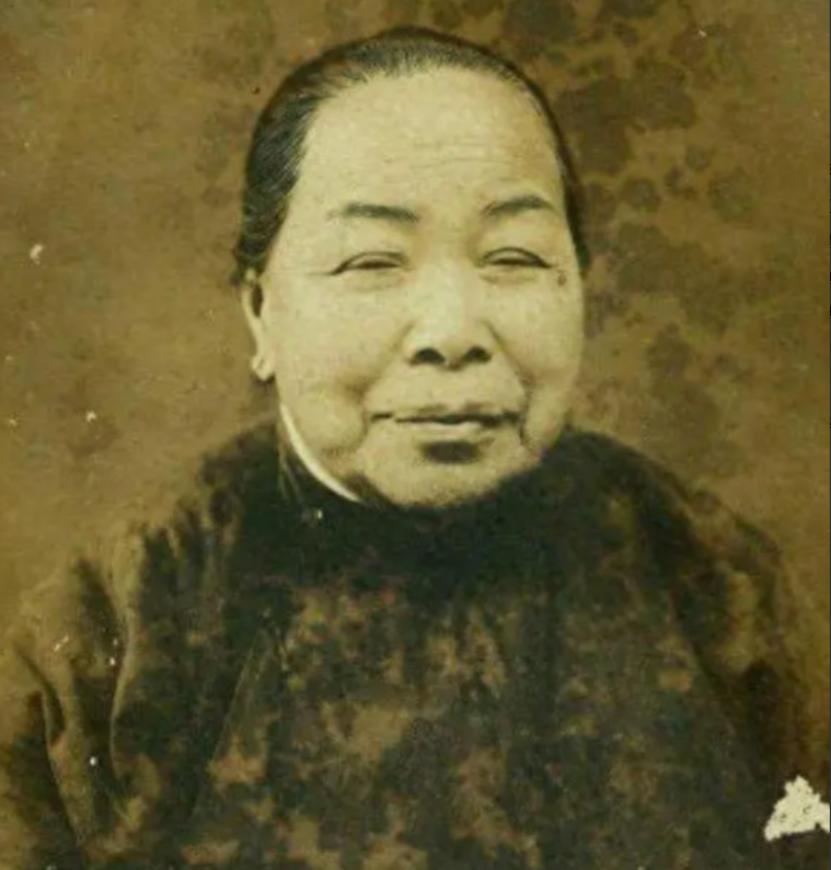 她是被蒋介石牵挂了一生的女人，1965年，周总理把她秘密送往台湾，蒋介石和宋美龄