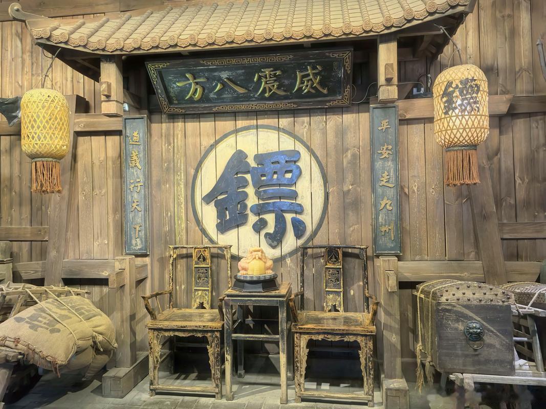 古时候镖局走镖，区区十几个镖师，为何能镇住山贼？其实，镖局有三大保命本领，并非靠