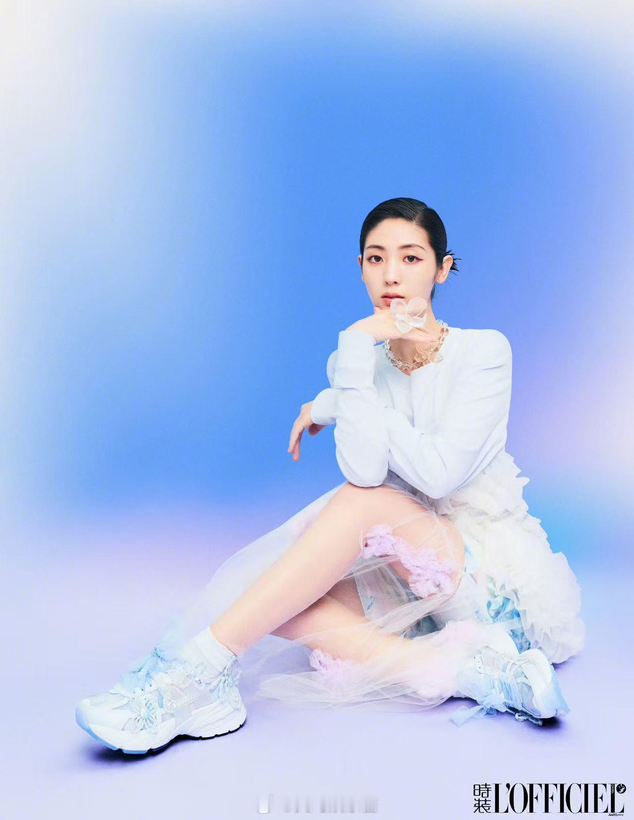 邢菲女娲毕设圆头 嘿！邢菲的“圆头美学”成功出圈啦！那饱满的头骨，让大光明盘发显
