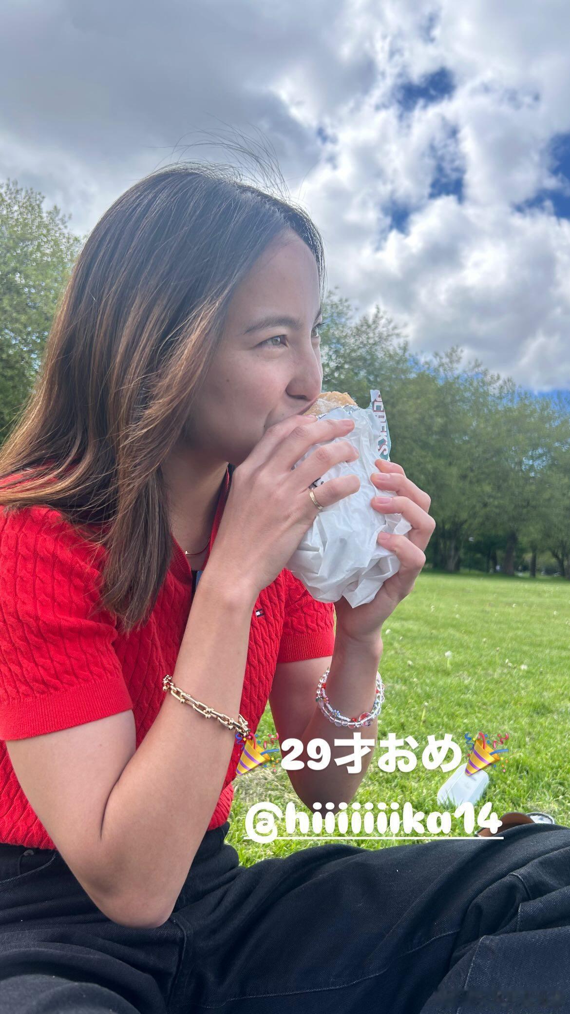NadeshikoJapan 北川光生日当天，林穂之香、籾木結花、石川璃音为其拍