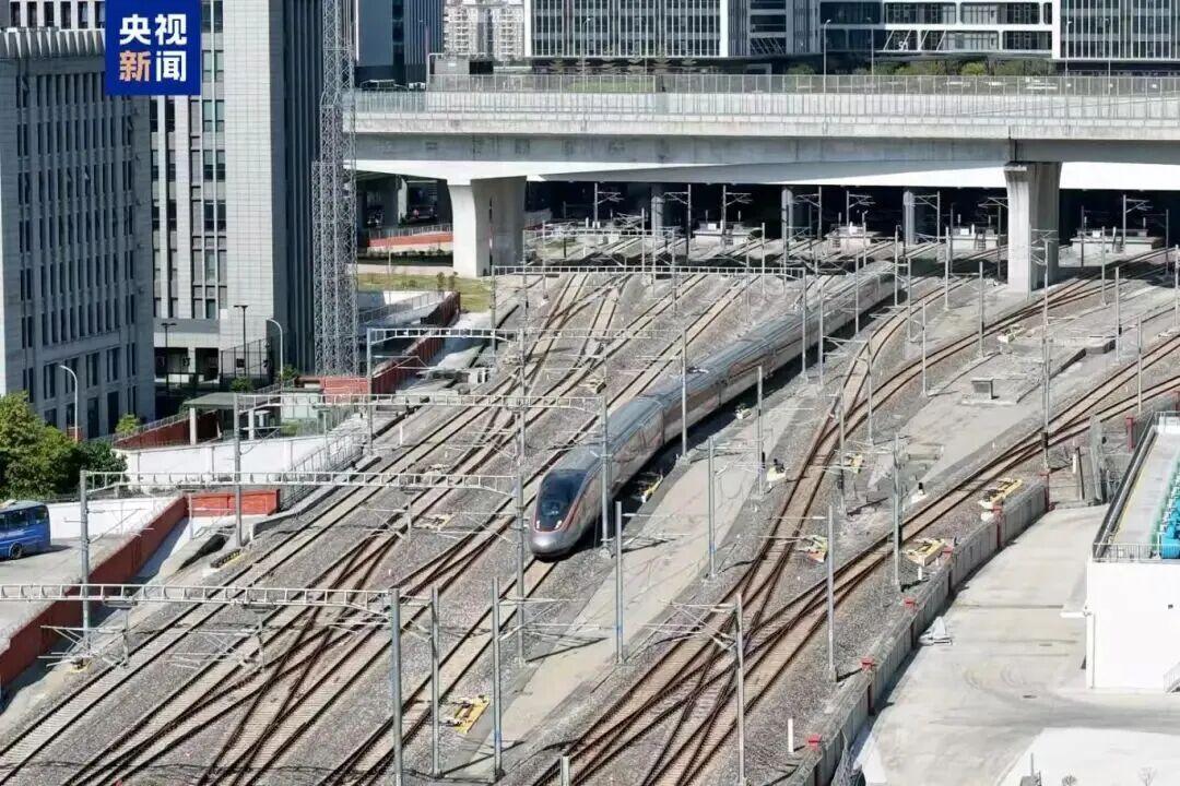11 月 26 日，G8781 次试验列车从广州白云站驶出，广湛高铁正式进入试运