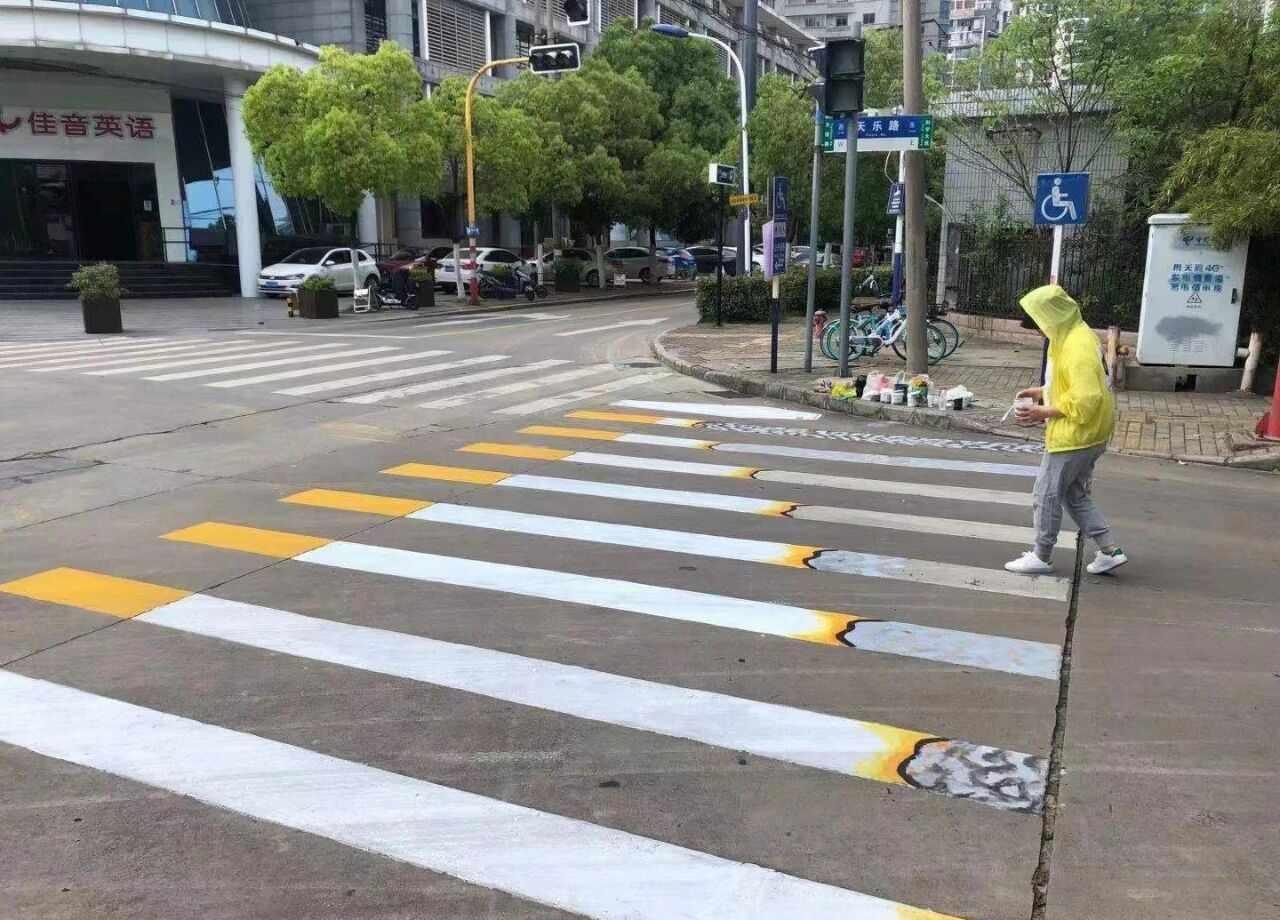 首个“戒烟斑马线”在合肥诞生
在合肥天乐路与天元路交口，一条创意戒烟斑马线惊艳亮