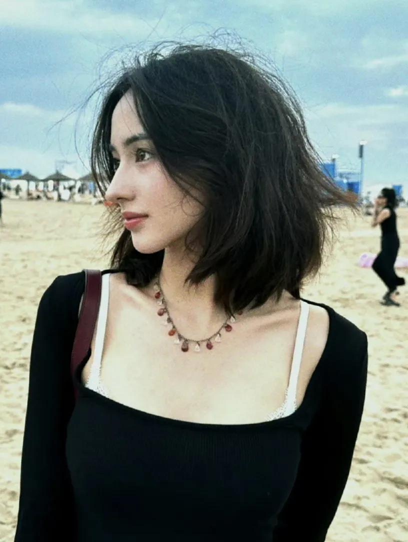 李宛妲的父亲07年变卖了在德国的所有家产，全家搬到了西双版纳，租了六千亩地从事森