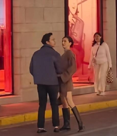 吴千语施伯雄夜游上海张园。11月29日晚，有网友晒出与吴千语的合照，吴千语一身驼