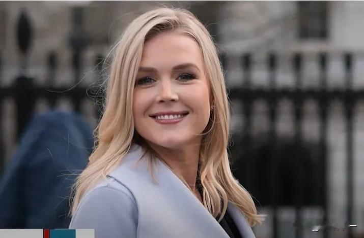 美国白宫新闻秘书卡罗琳.莱维特刚刚28岁，最近又站上了风口浪尖。

今年年初刚刚