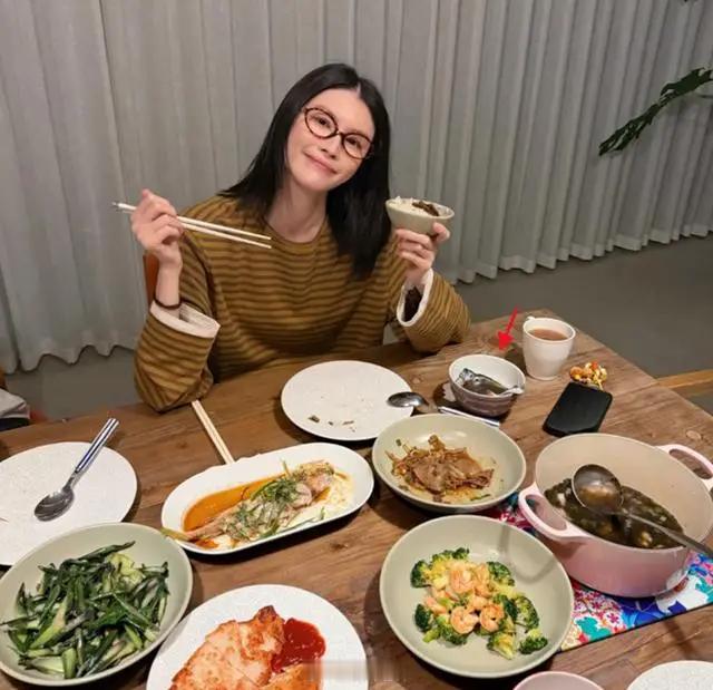 何穗分享在家带娃日常，一顿5菜一汤，产后体质变差脱发也很严重 