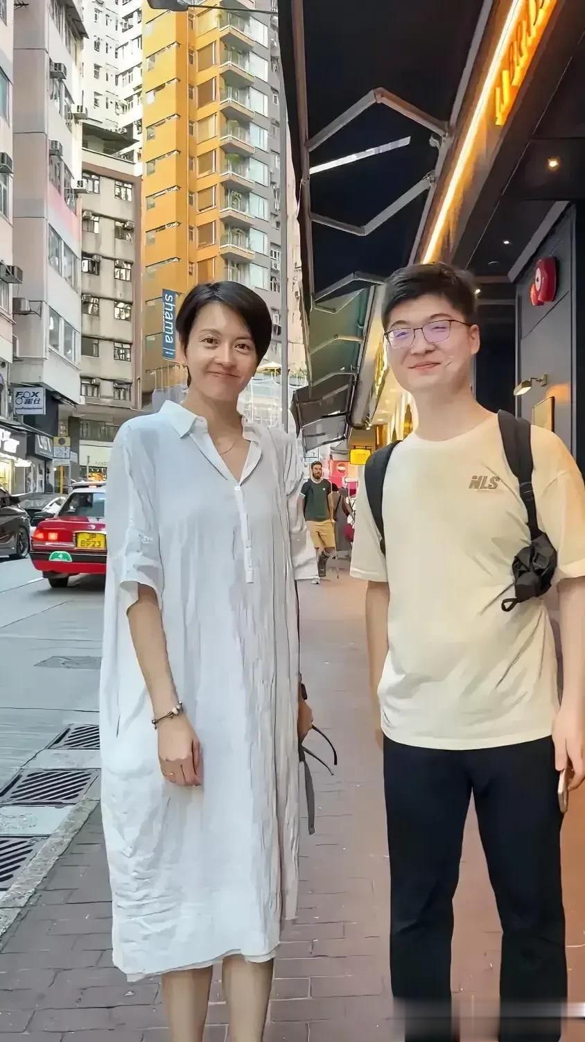47岁的梁咏琪罕见亮相，留着标志性短发，依然有着好看的颜值。

最近，有网友在香
