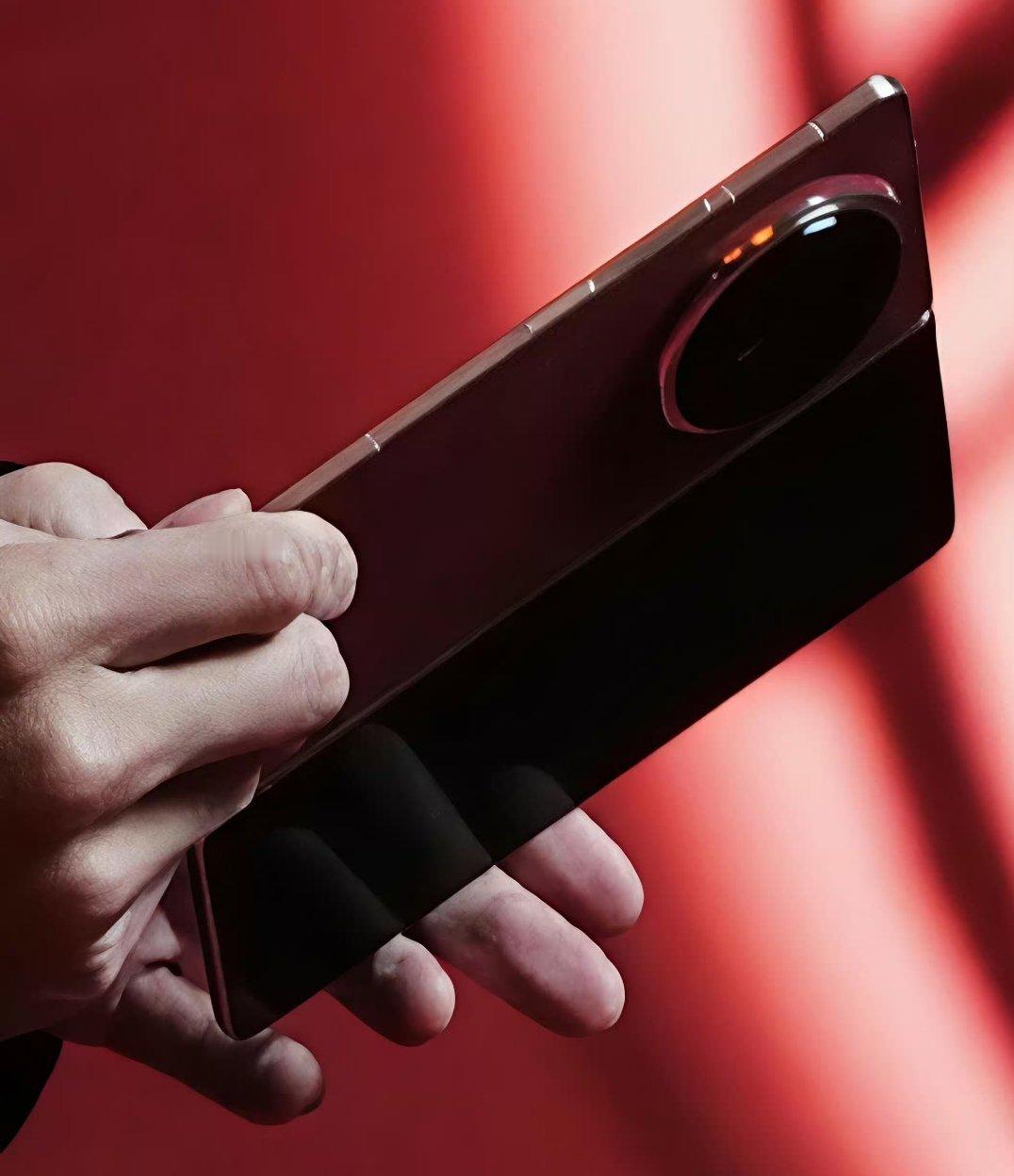 今年荣耀Magic V6 将是行业唯一骁龙顶级芯片的大折叠屏，不仅如此厚度相比V