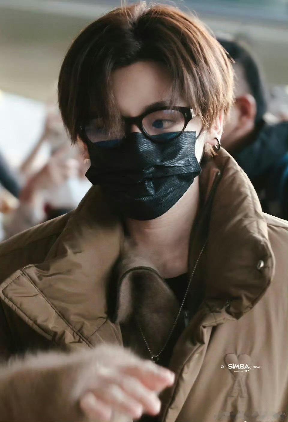 路透即暴击！帅气值拉满的行走荷尔蒙，愿录制顺顺利利，坐等更多名场面，期待值直接拉