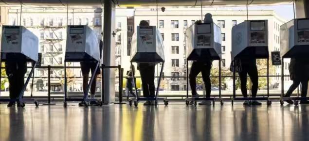 SSRS实施CNN的最新舆论调查显示，在中间选举接近1年后的情况下，对美国总统特