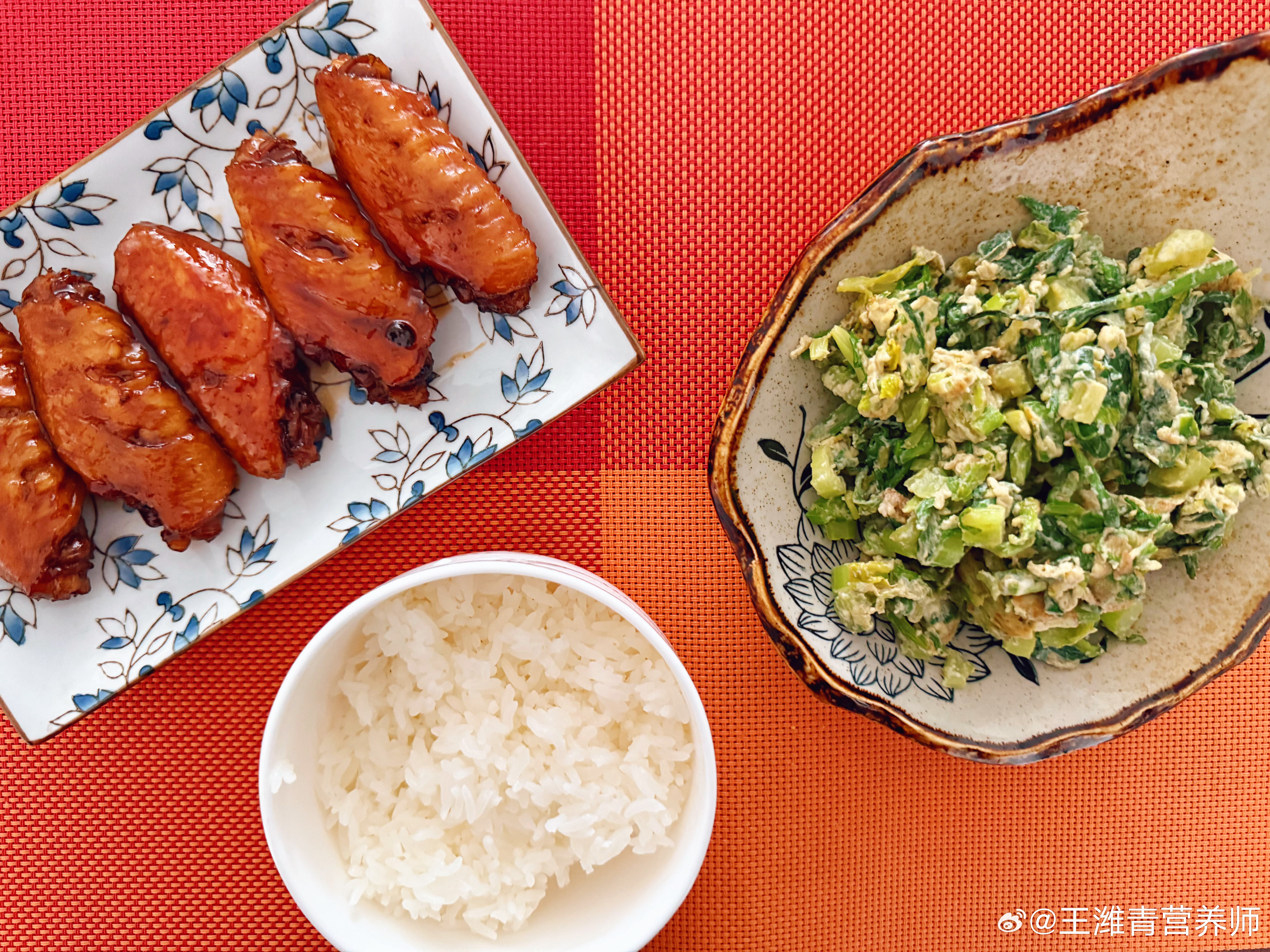 早餐哥  9月17日早餐可乐鸡翅，鸡蛋炒芹菜，米饭好运气不会凭空而来，要么藏着努