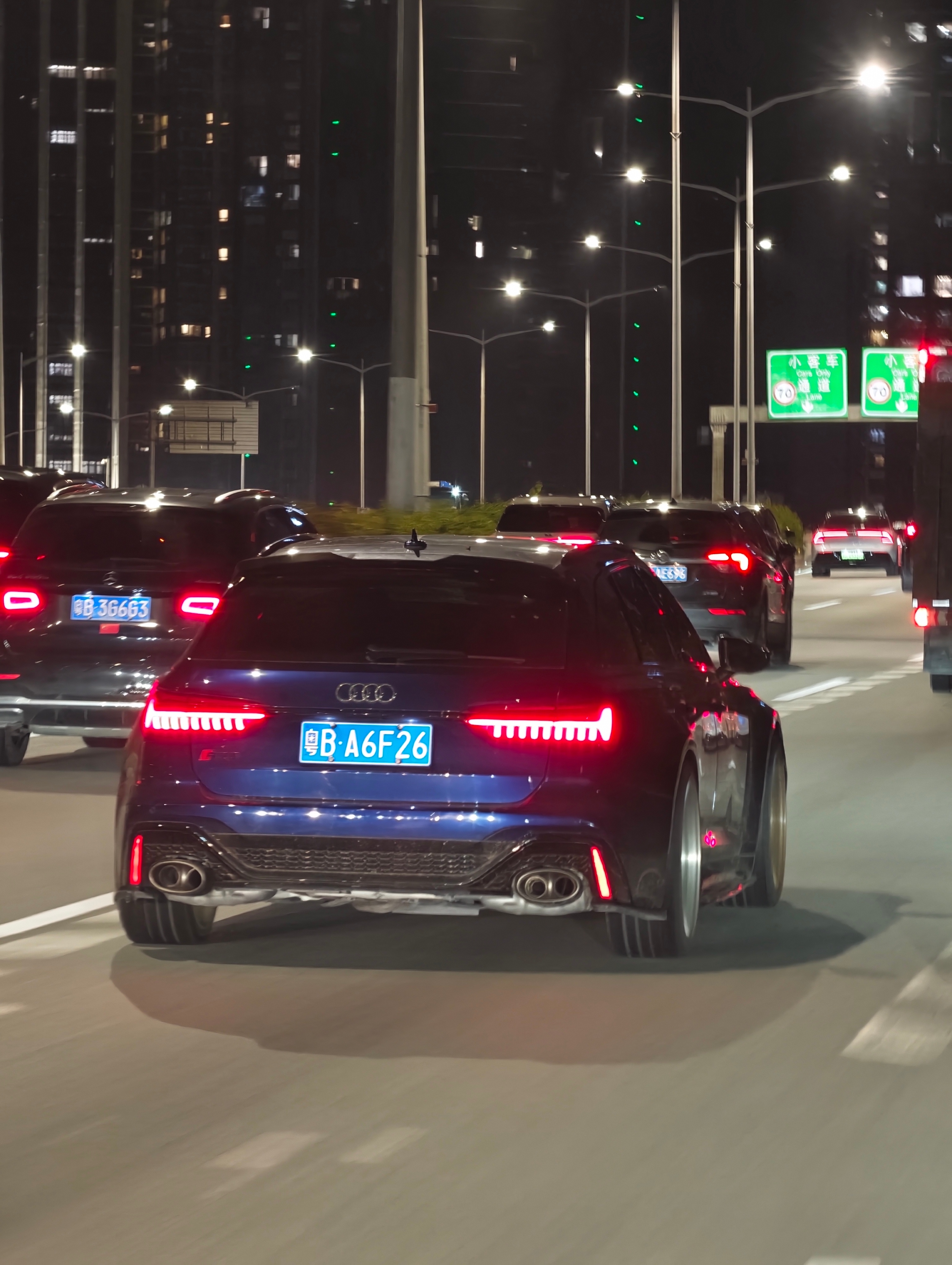 偶遇一台旅行王者：RS 6～繁忙车流中，它就安安静静的跟随着大伙前进，前后巨大的