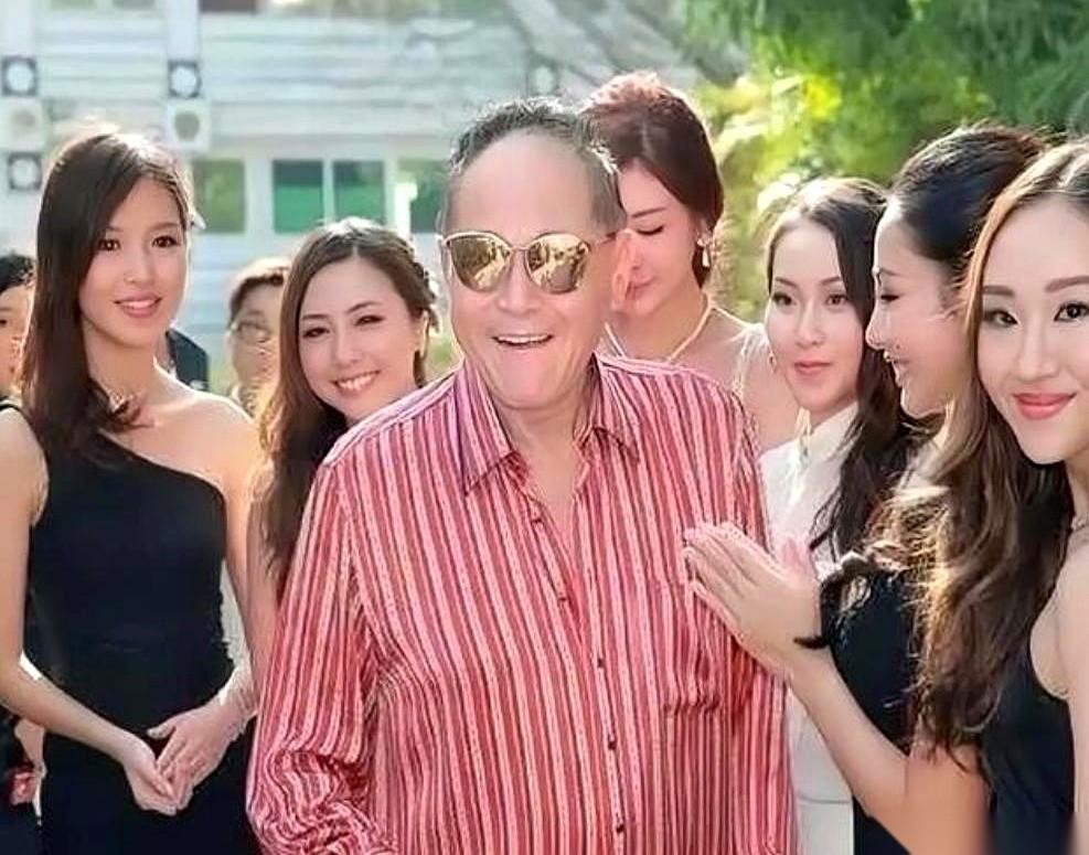 我跟你说个狠人。
香港有个巨富，姓赵，立下一辈子的规矩：女朋友谁怀孕，谁就得出局