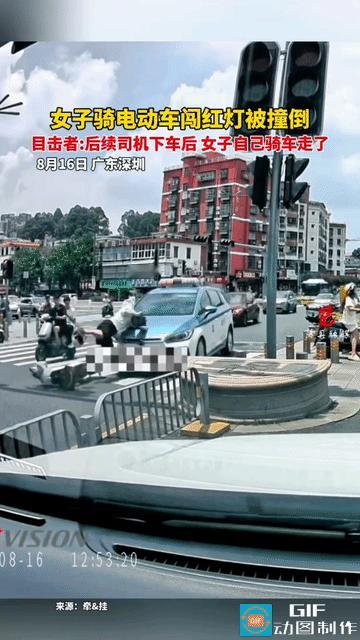 闯红灯的后果很严重！十字路口，一女子骑着电动车闯红灯，被正常行驶的出租车狠狠的撞