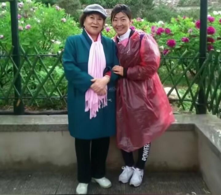 冬奥冠军徐梦桃的这一身穿搭好接地气，跟赛场上看到的她风格完全不一样。旁边这位戴帽