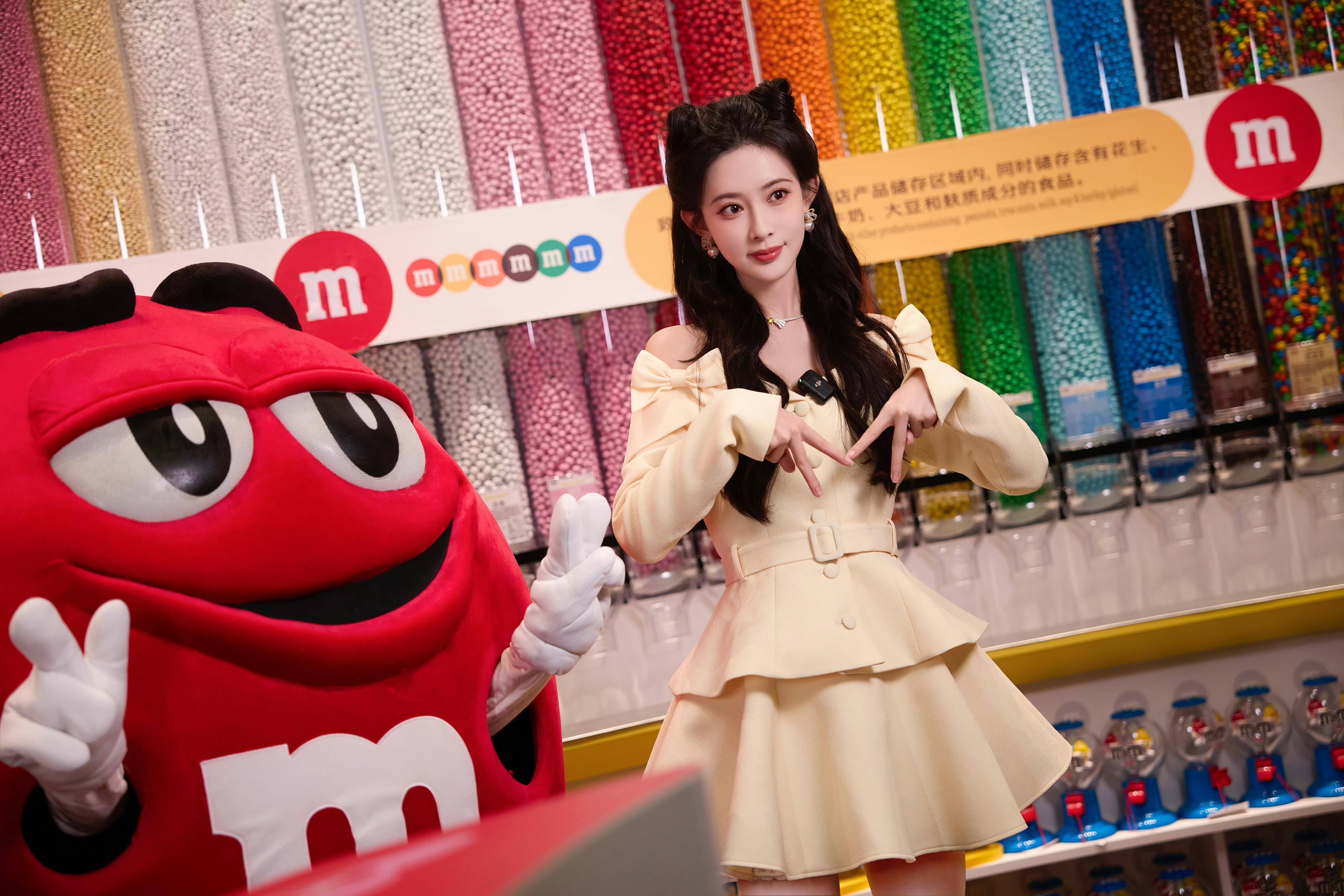 孟子义  孟姐这是什么甜妹下凡现场！米白露肩裙配蝴蝶结袖，在M豆的糖果世界里又甜