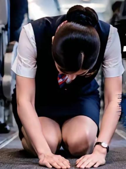 东航空姐不慎将餐车轻轻碰到了正在睡觉的乘客，竟被对方逼迫三次下跪，对方依旧不依不