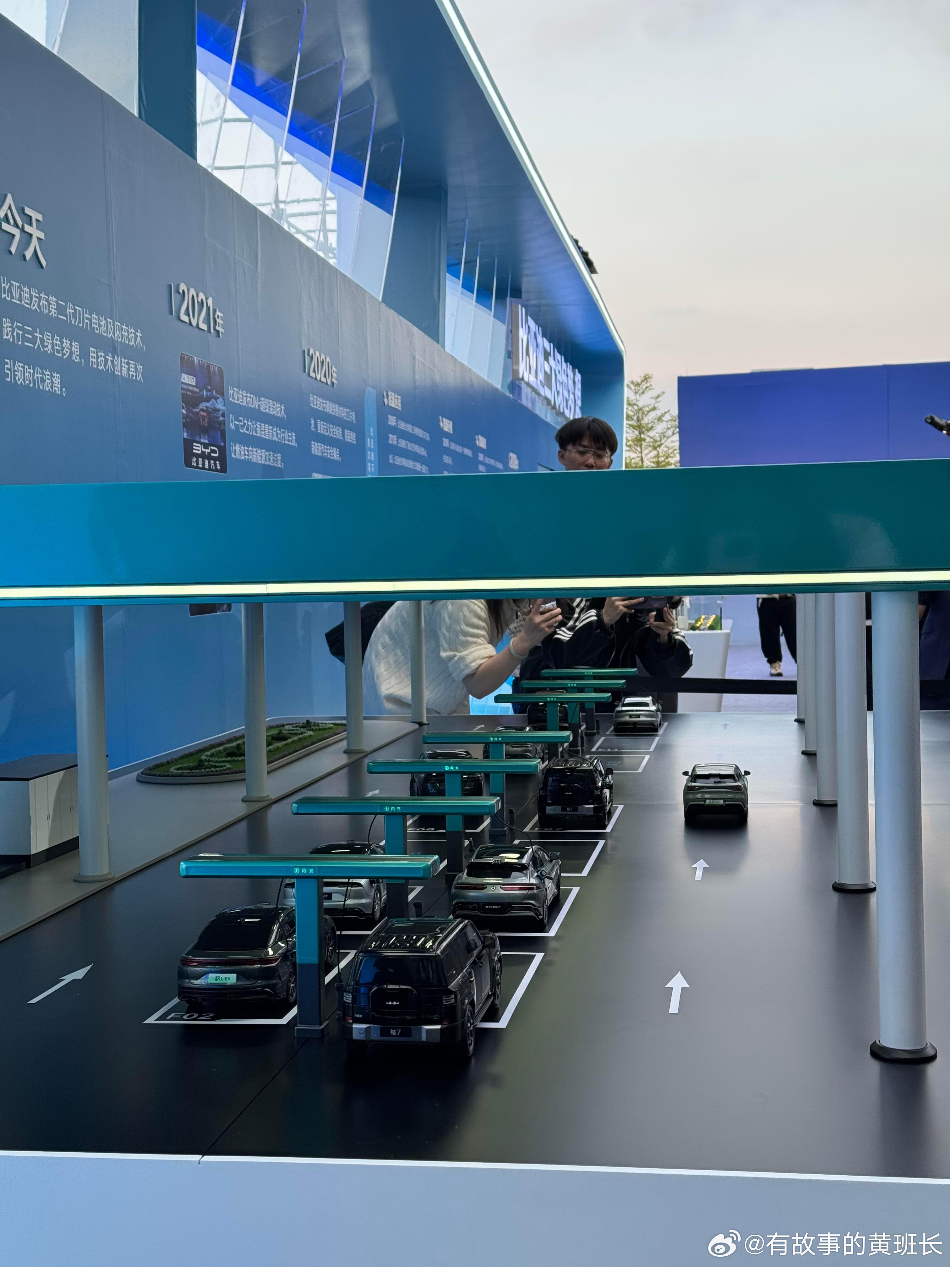 比亚迪闪充零下30度12分钟充饱 线下直观地看到二代刀片电池好震撼，更薄、更小、