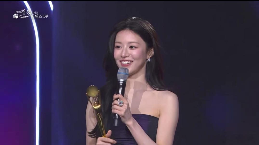 青龙系列大奖 人气明星奖！！！🏆🎉高允真、边佑锡、刘在石、李秀智青龙系列大赏