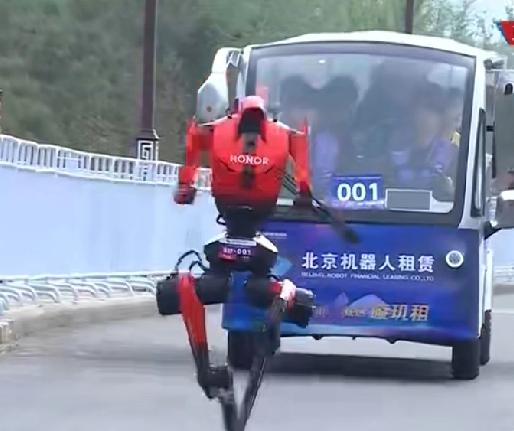 人形机器人半马太酷了！自主导航竞技超有看点，闪电率先出发超燃，科技感拉满，期待后