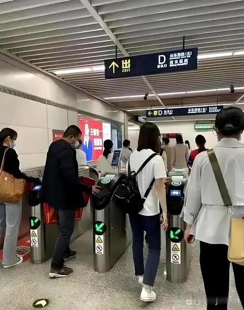 “这不就是讹人吗？” 北京，一名大学生搭乘地铁，车子晃动不慎摔倒，腿蹭到旁边女乘