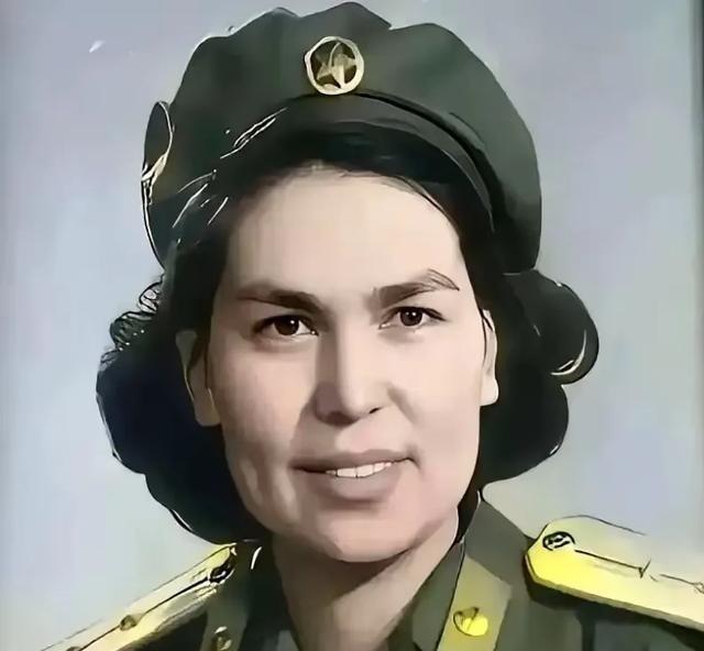 1965年，55岁的刘亚楼因为弥漫型肝癌临终，咬死了一定要让小自己15岁的妻子翟
