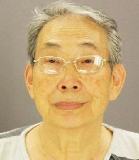 一场由狗屎引发的双重谋杀。2013年，美国得州达拉斯，75岁的 Chung Ki