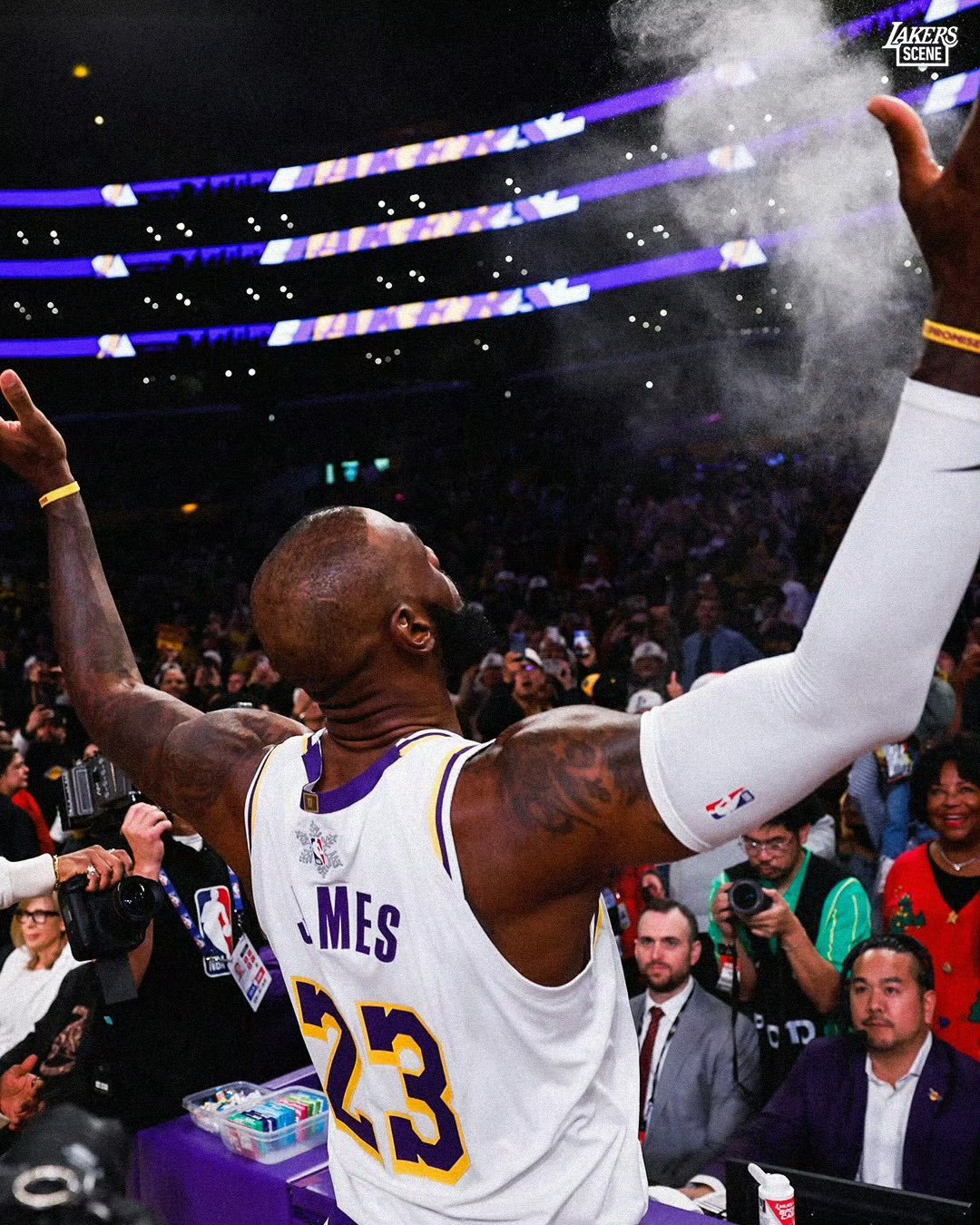 明天赛后，记得来看我。送点年终奖，人民币虽是冰冷的数字，但也代表了我和球迷之间有